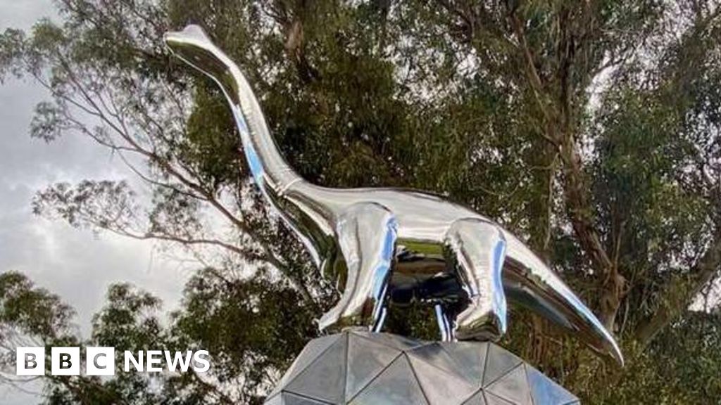 New Zealand dinosaur sculpture Boom Boom fuels debate