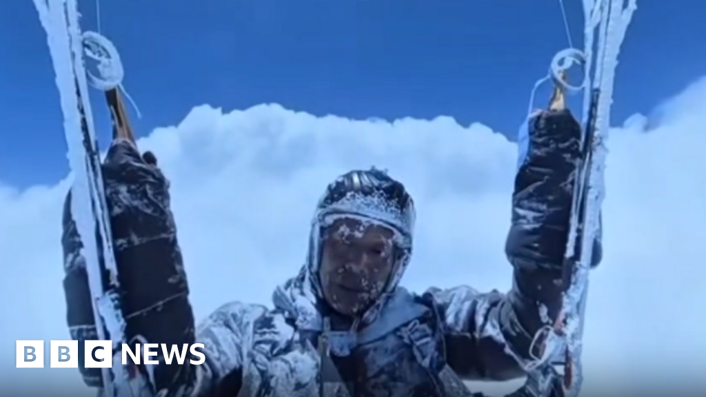 Paraglider claims to survive accidental 8,000m-high flight