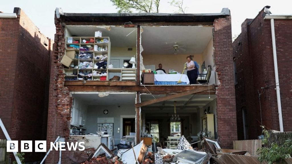 At least 25 dead after tornadoes sweep through US Midwest